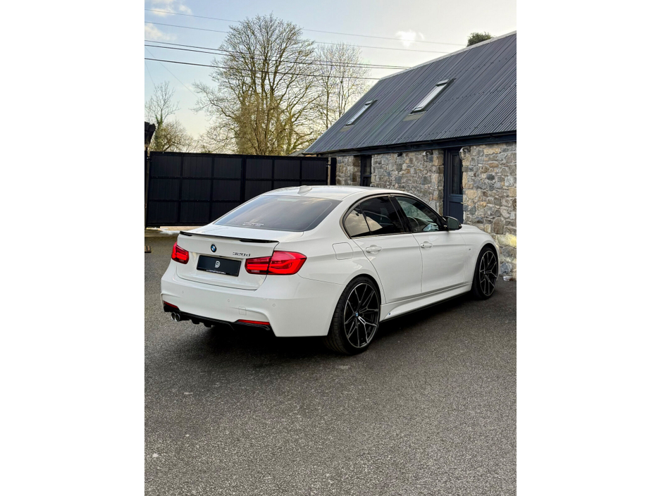 2017 BMW 3 Series - image 6