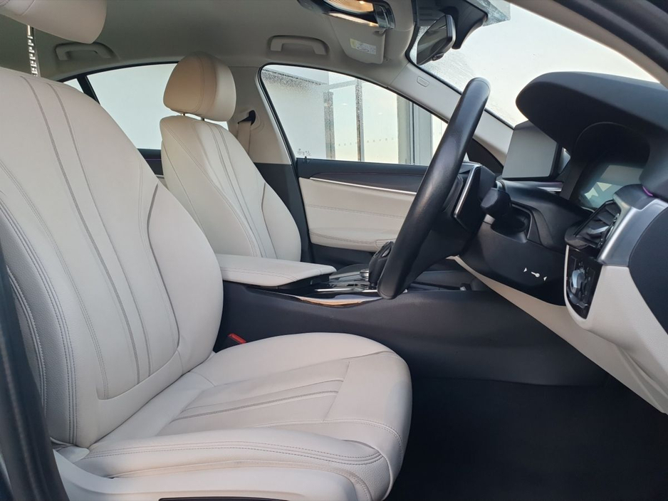 2021 BMW 5 Series - image 11