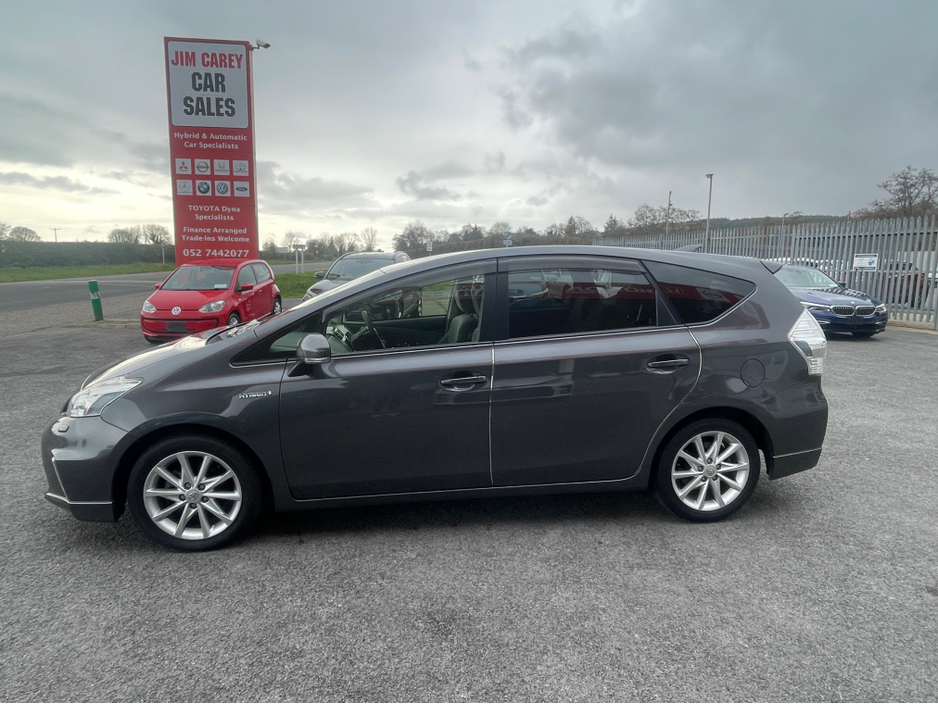 2014 Toyota Prius Alpha - image 4