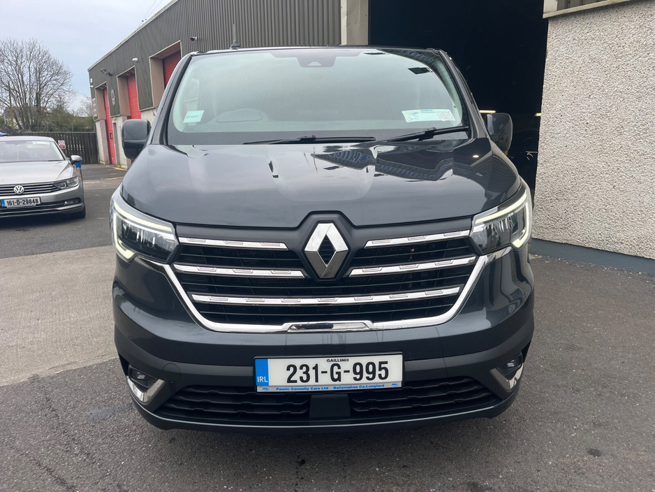 2023 Renault Trafic - image 5