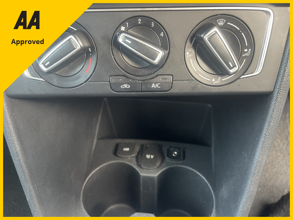 2014 Volkswagen Polo - image 3