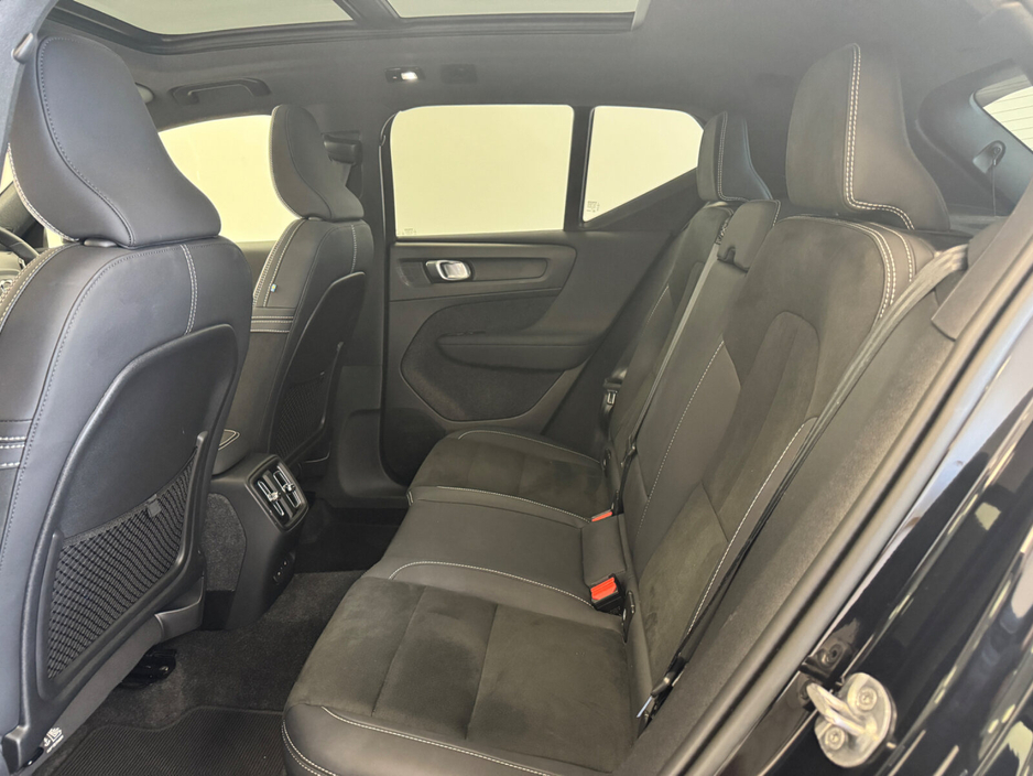 2023 Volvo XC40 - image 6