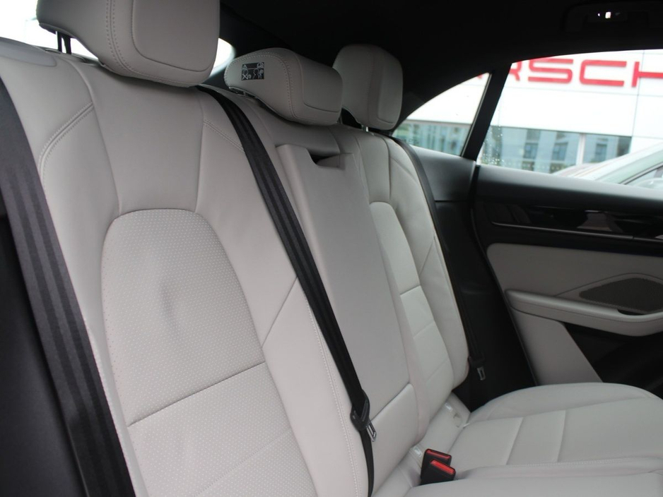 2025 Porsche Macan Electric €82,000