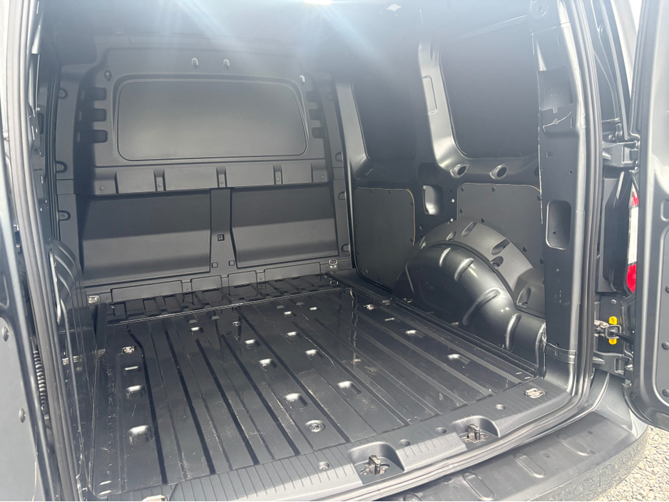 2025 Volkswagen Caddy - image 26