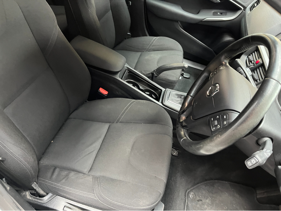 2016 Volvo V40 - image 10