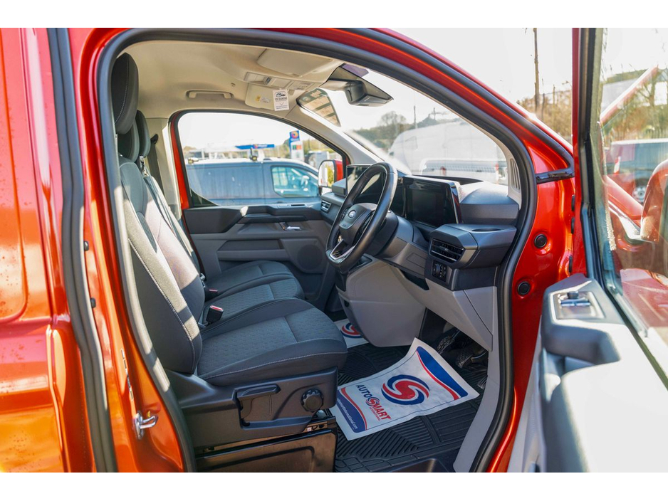 2025 Ford Transit Custom - image 13