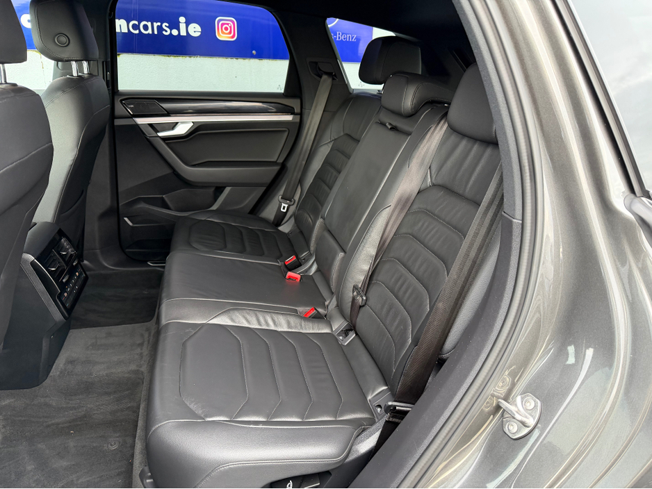 2019 Volkswagen Touareg - image 4