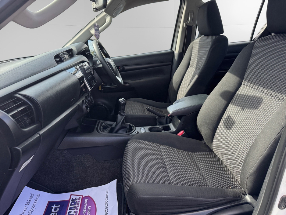 2017 Toyota Hilux - image 9
