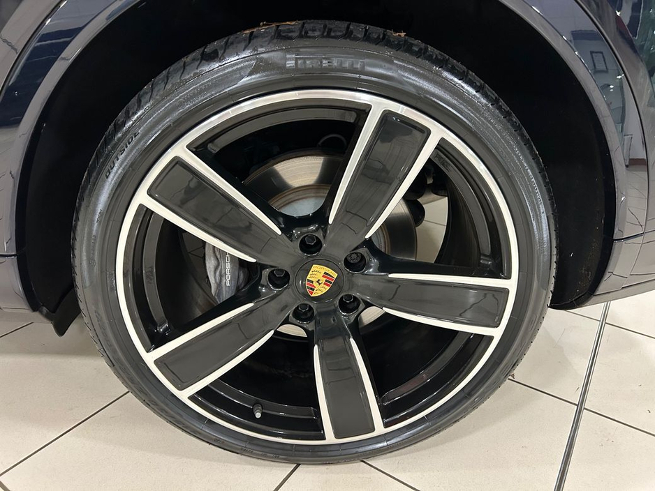 2023 Porsche Cayenne - image 11