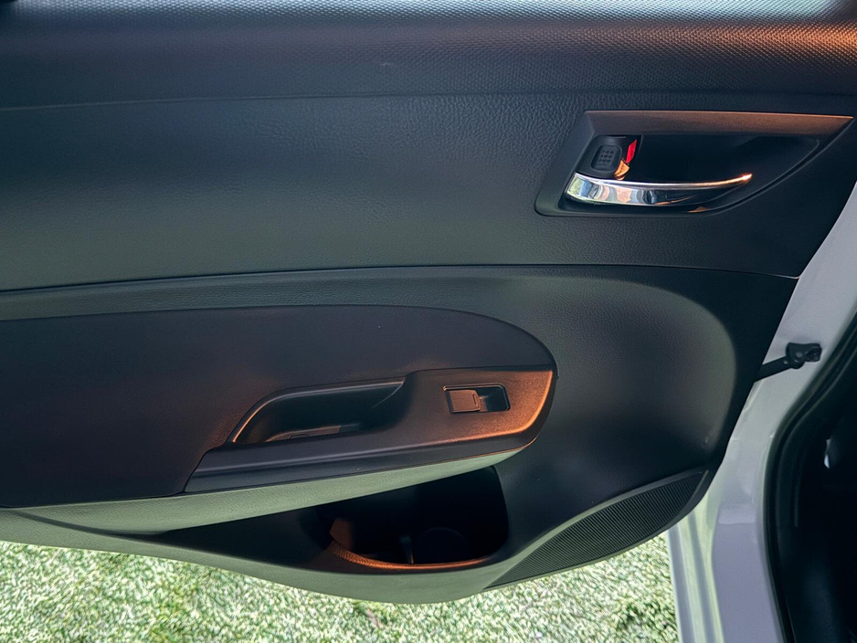 2014 Suzuki Swift - image 19