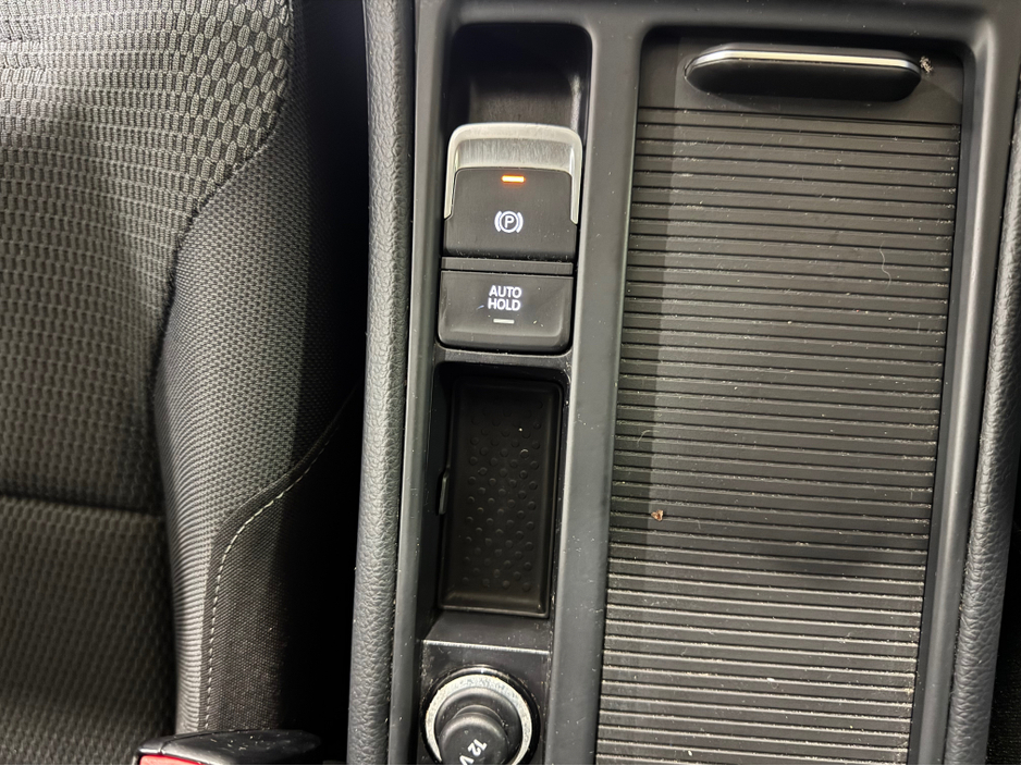 2015 Volkswagen Golf - image 28