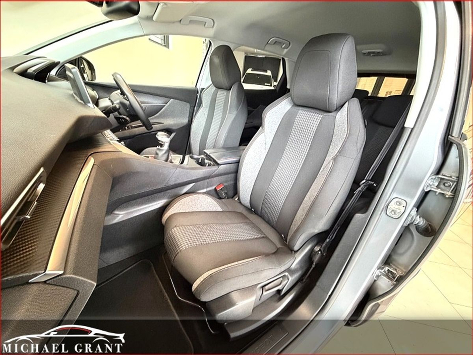 2020 Peugeot 3008 - image 17