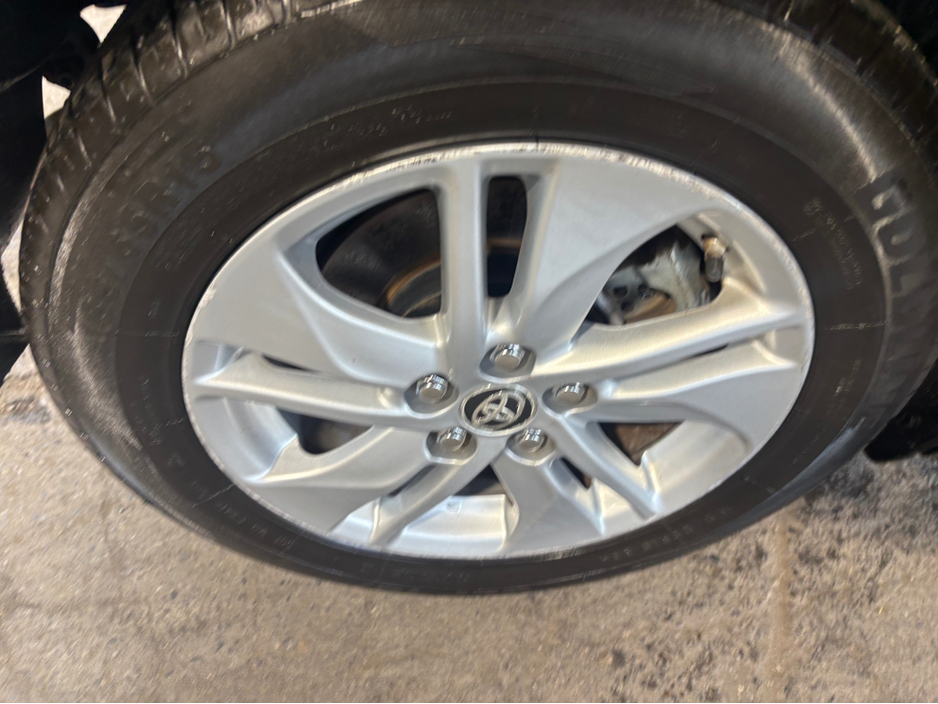 2023 Toyota Yaris - image 9