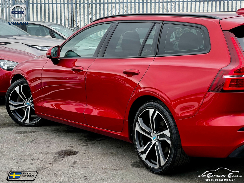 2019 Volvo V60 - image 10