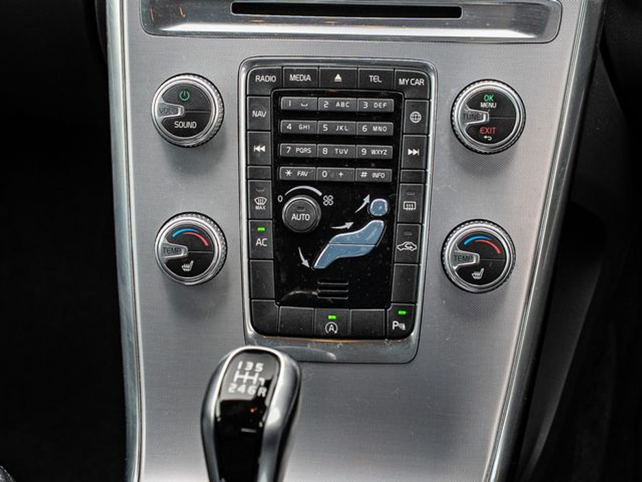 2017 Volvo XC60 - image 10