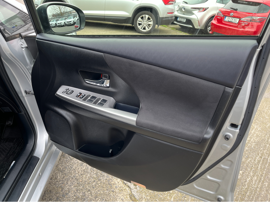 2019 Toyota Prius+ - image 14