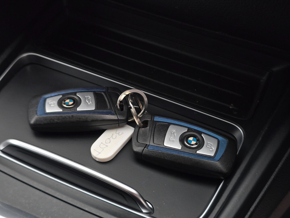 2017 BMW 3 Series - image 28