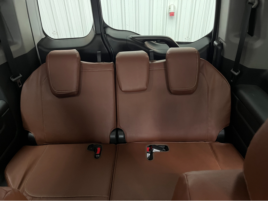 2021 Honda Stepwagon - image 16