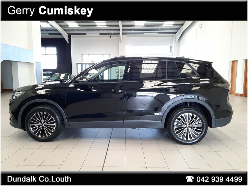 2025 Volkswagen Tiguan - image 14