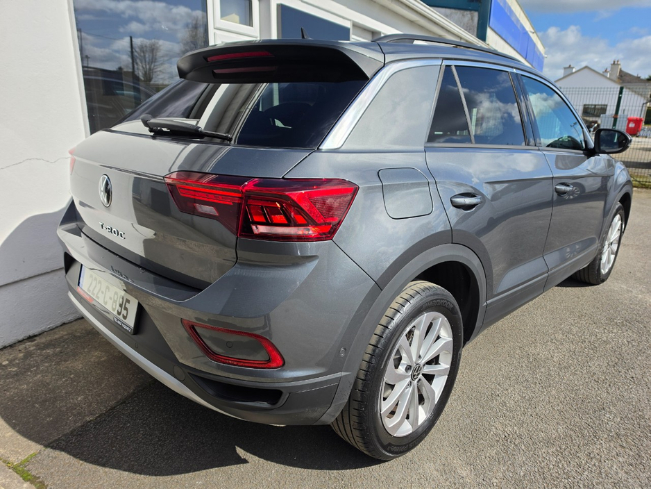 2022 Volkswagen T-Roc - image 3