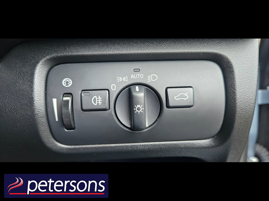 2017 Volvo V40 2.0 D2 MOMENTUM NAV + 120BHP 5DR €12,950