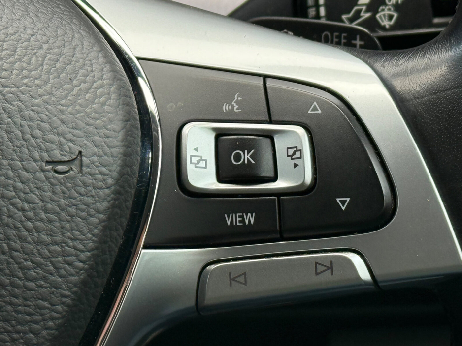 2019 Volkswagen Touareg - image 24