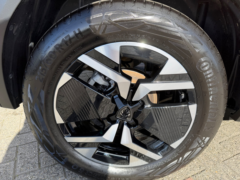 2025 Peugeot 2008 - image 4