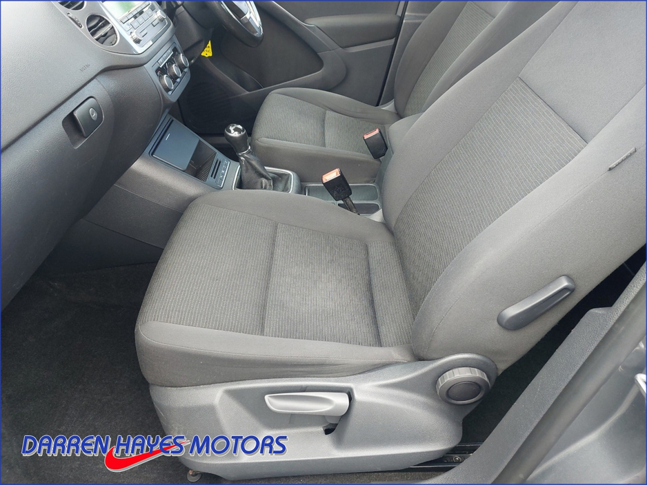 2012 Volkswagen Tiguan - image 8