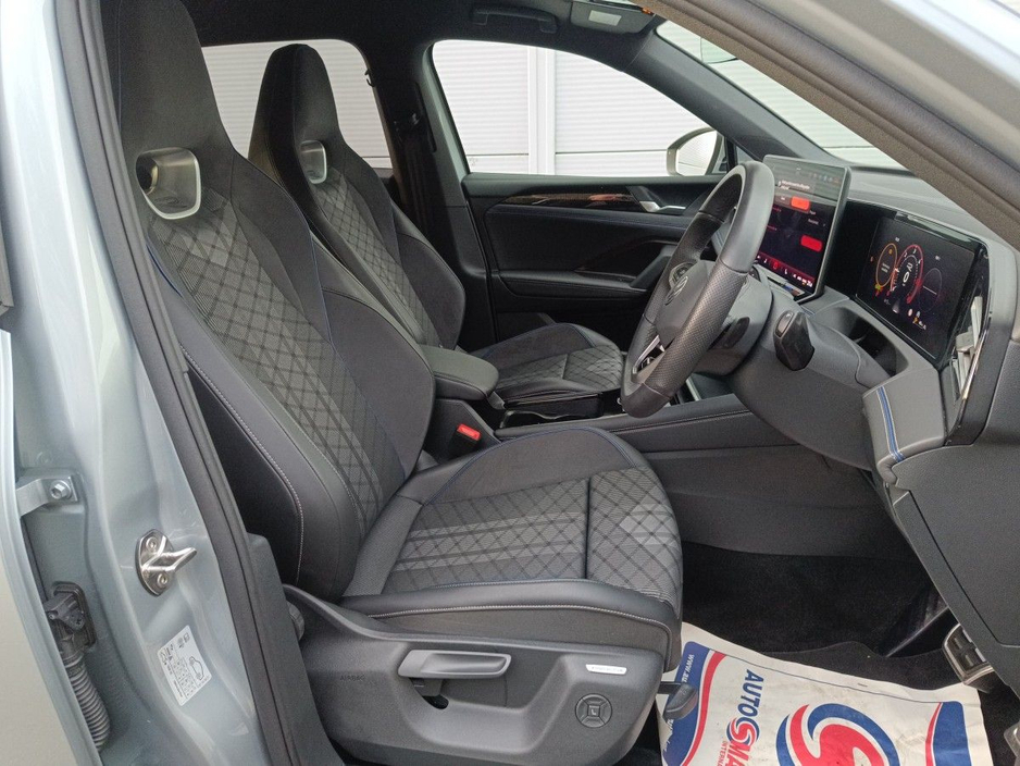 2025 Volkswagen Tiguan - image 12