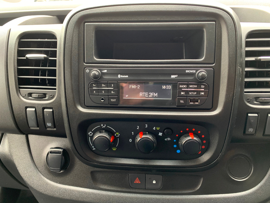 2021 Renault Trafic - image 18