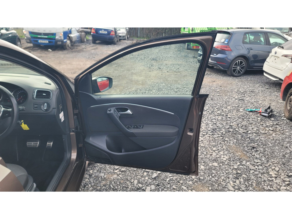 2016 Volkswagen Polo - image 9