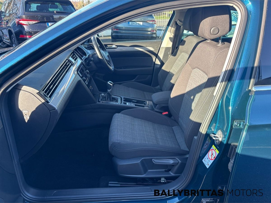 2021 Volkswagen Passat - image 6