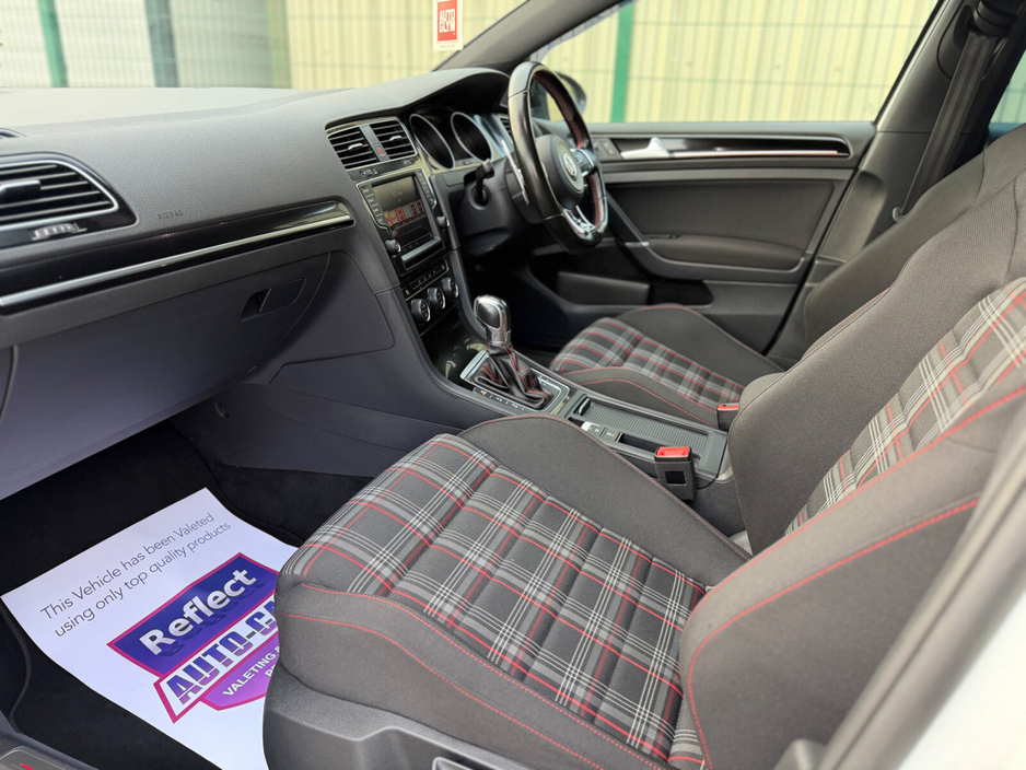 2016 Volkswagen Golf - image 13