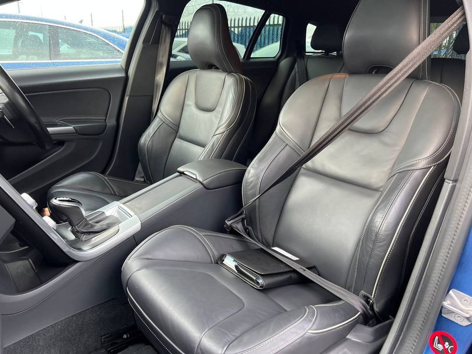 2017 Volvo V60 - image 8