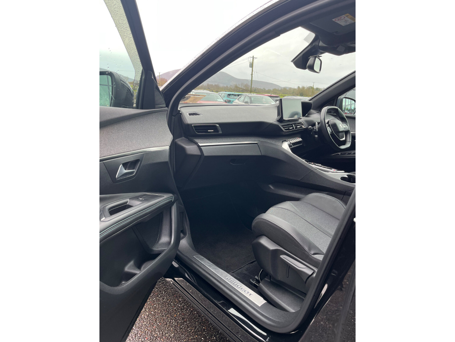 2023 Peugeot 3008 1.2 PureTech 130bhp Auto 6.4 Allure