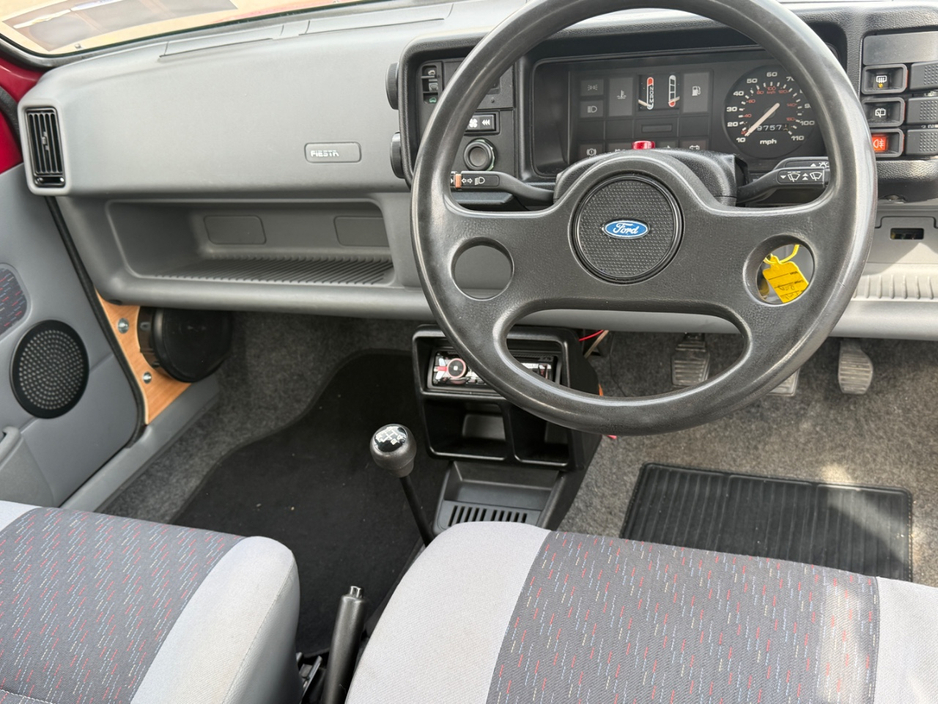 1988 Ford Fiesta - image 11