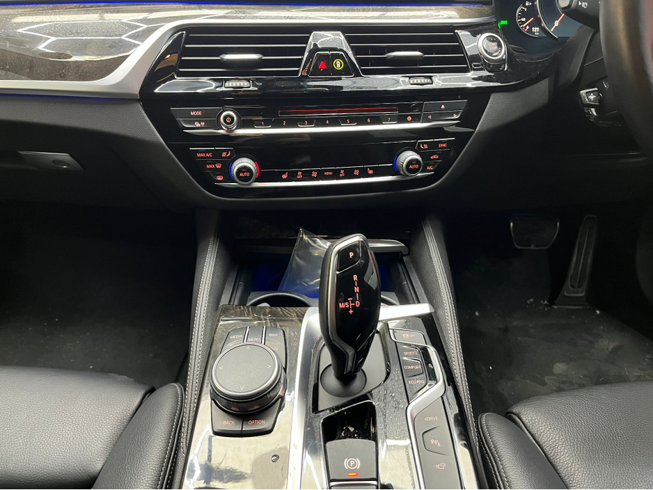 2017 BMW 5 Series €22950 2017 BMW 530E M SPORT IPERFORMANCE 2.0 AUTOMATIC / CRUISE CONTROL / 360° PARKING CAMERA / ELECTRIC MEMORY & HEATED SEATS / PADDLE SHIFTERS / AMBIENT LIGHTS €22,950