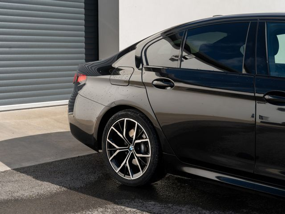 2022 BMW 5 Series - image 4