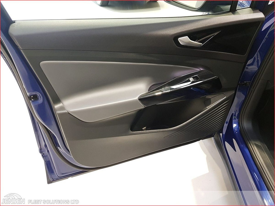 2023 Volkswagen ID.4 - image 17