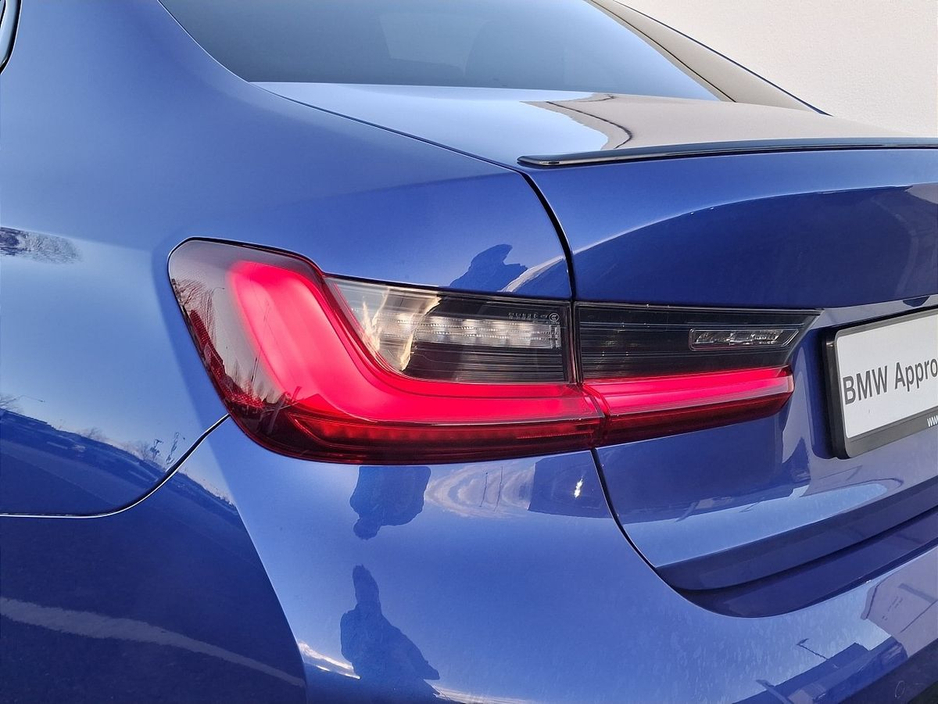 2025 BMW 3 Series - image 19