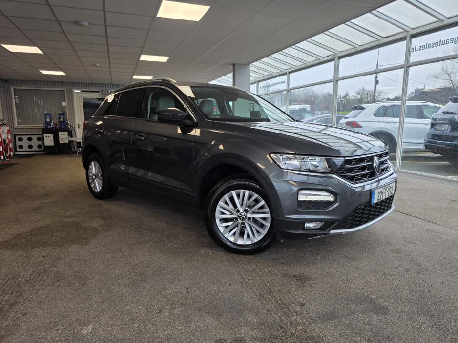 2022 Volkswagen T-Roc - image 2