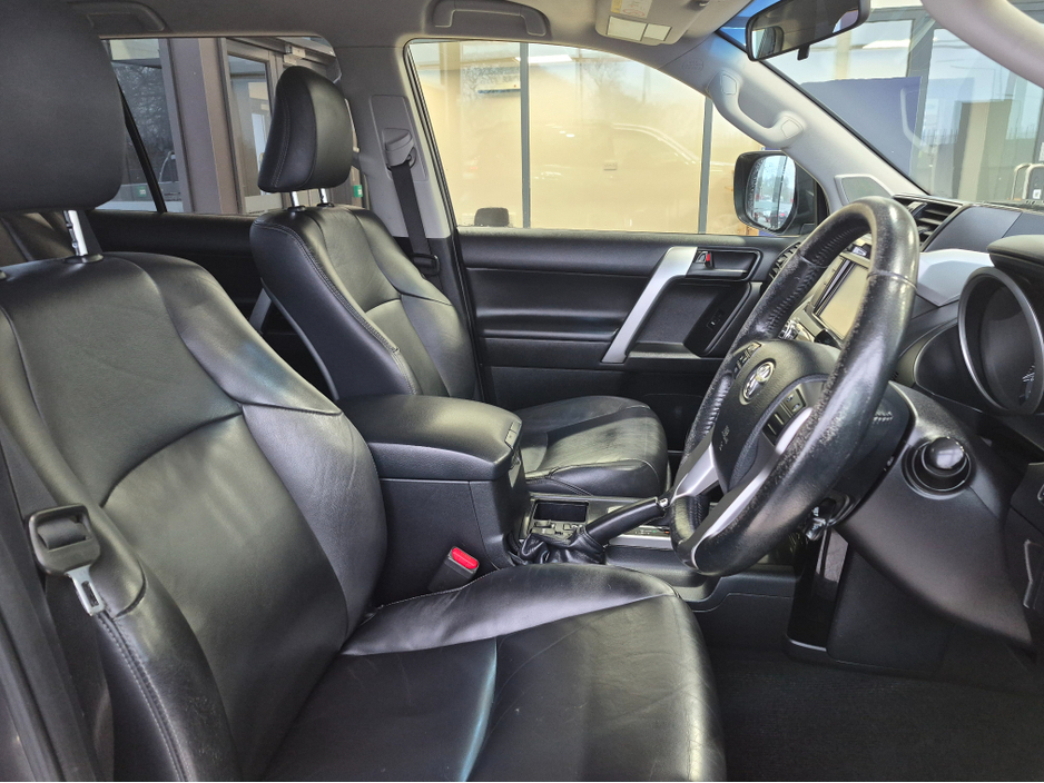 2016 Toyota Landcruiser - image 5