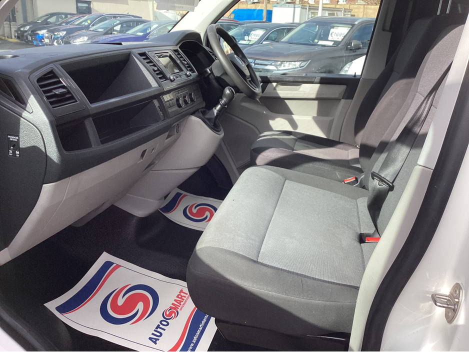 2019 Volkswagen Transporter - image 12