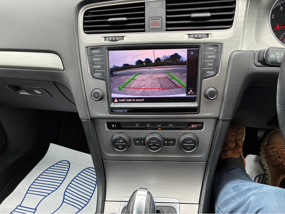 2014 Volkswagen Golf - image 16