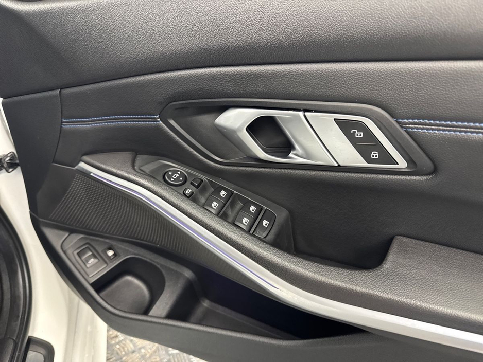 2022 BMW 3 Series - image 11