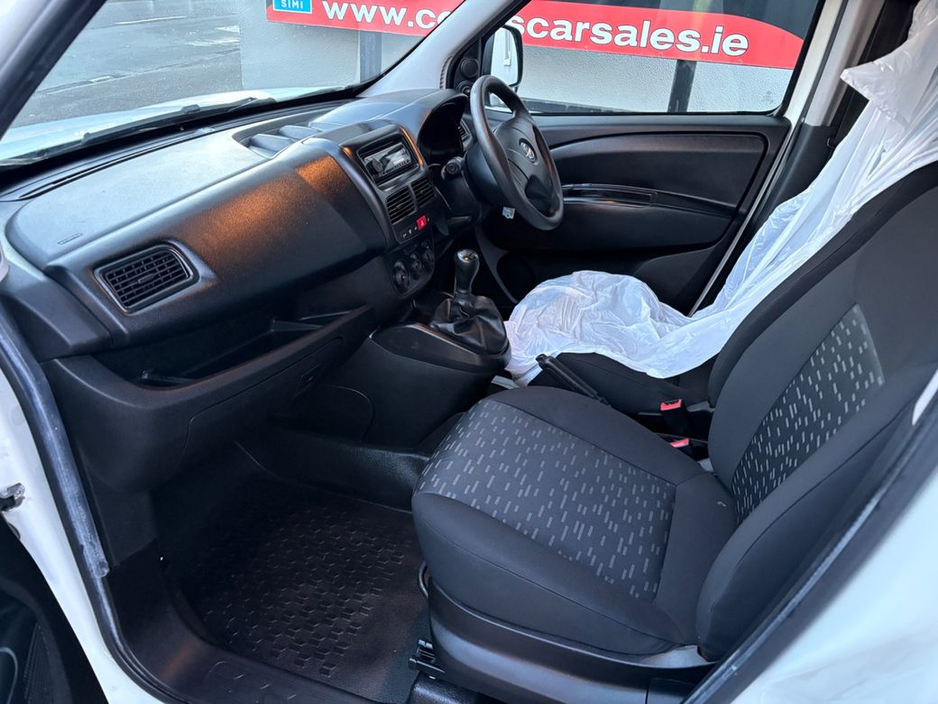 2017 Opel Combo - image 3