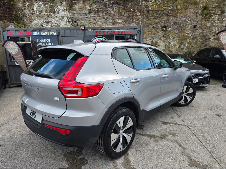 2023 Volvo XC40 - image 9