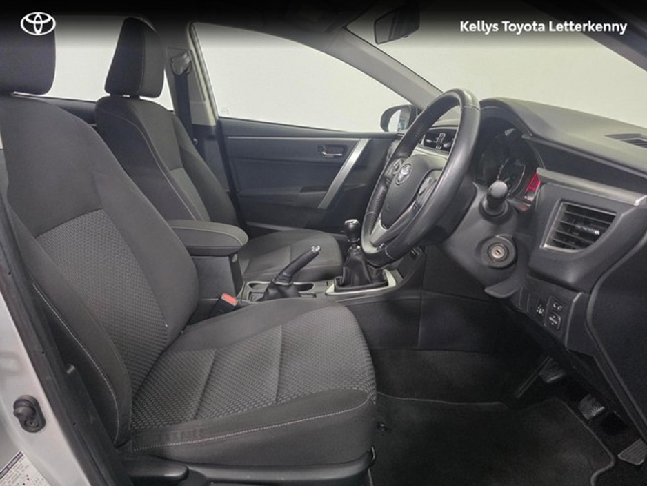 2015 Toyota Corolla - image 12