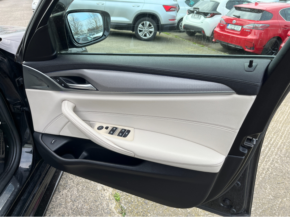 2018 BMW 5 Series - image 12