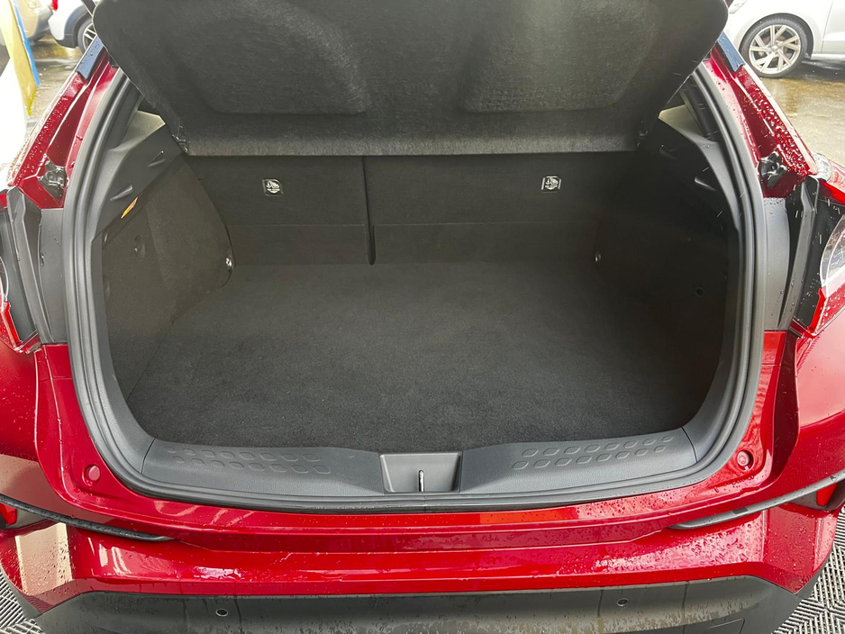 2018 Toyota C-HR Toyoya CHR 1.8 self charging hybrid, loads of extras €19,800